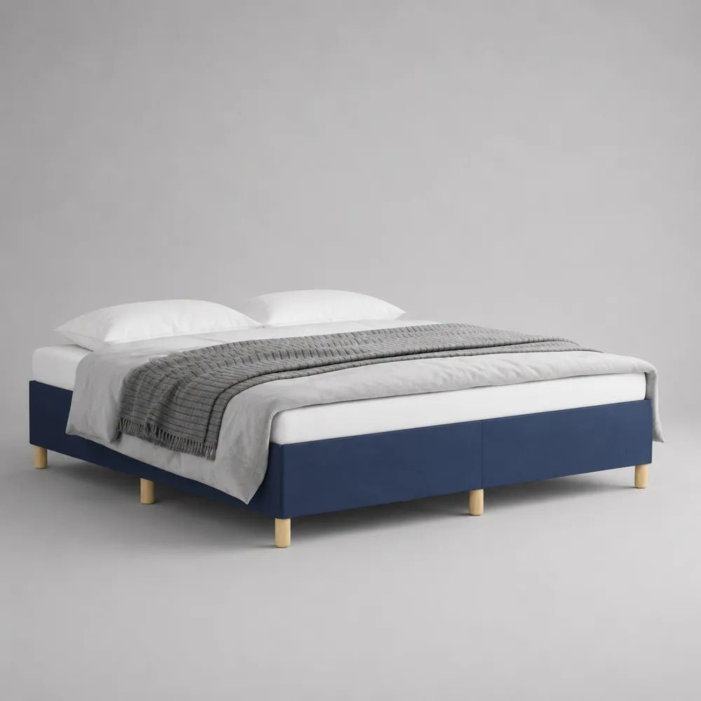 Lit double 180 x 200 cm en polyester bleu marine avec sommier à lattes et pieds en bois naturel