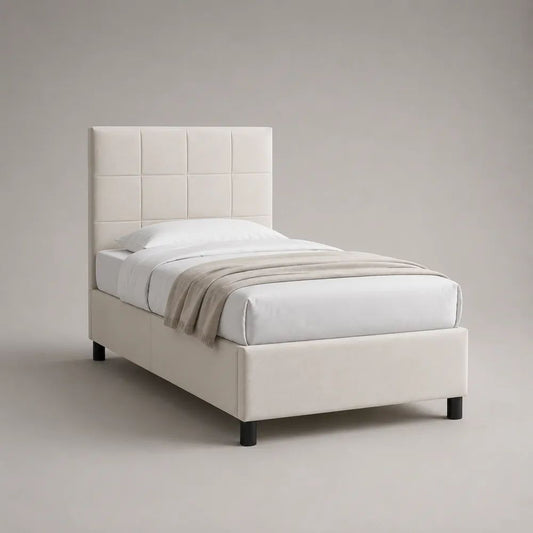 Lit simple rembourré en tissu écru avec pieds noirs, tête de lit à panneaux et sommier à lattes, couchage 90 × 190 cm